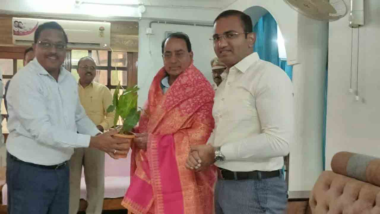 మంత్రి ఇంద్రకరణ్‌ రెడ్డిని క‌లిసిన బాస‌ర ట్రిపుల్ ఐటీ ఇంచార్జీ వీసీ