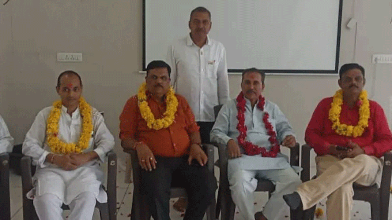 బిల్కిస్ బానో కేసు : వీహెచ్‌పీ కార్యాల‌యంలో దోషుల‌కు దండ‌ల‌తో స్వాగ‌తం!