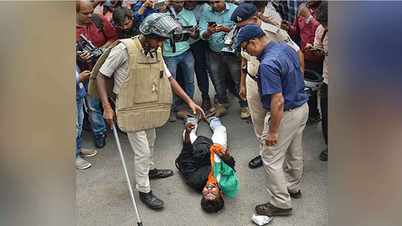 జాతీయ జెండా ప‌ట్టుకుని నిర‌స‌న తెలుపుతున్న నిరుద్యోగిపై లాఠీచార్జ్‌… వీడియో