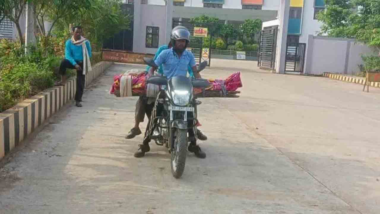 తల్లి శవంతో బైక్‌పై 80 కిలోమీటర్లు