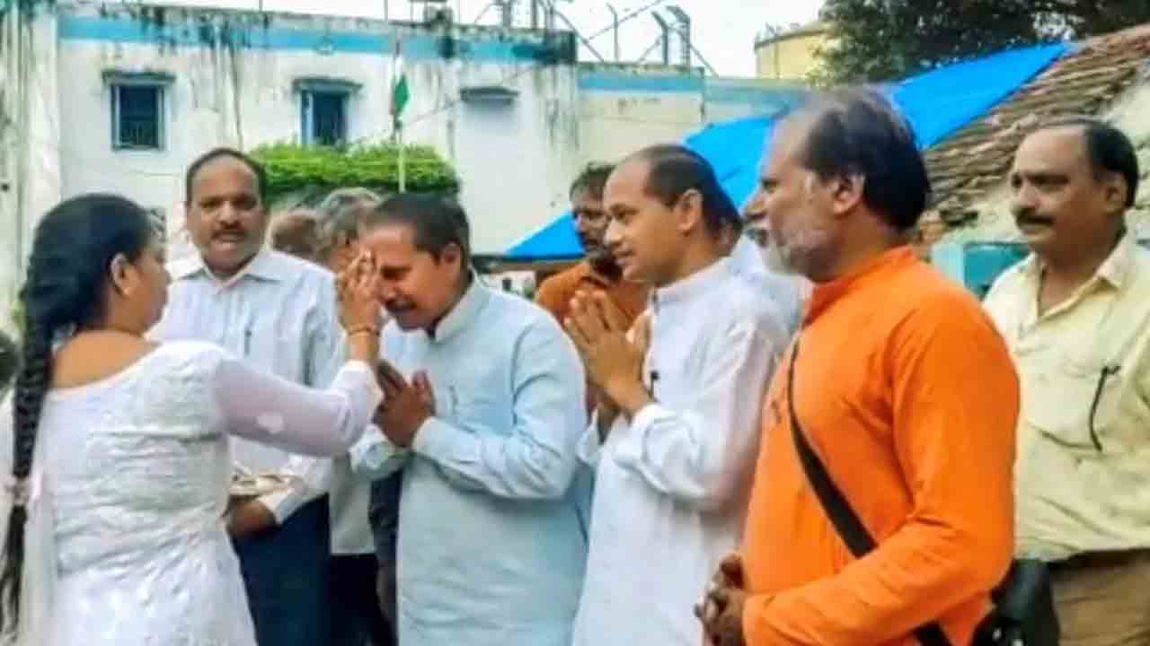 బిల్కిస్‌ రేపిస్టులు సంస్కారులు!