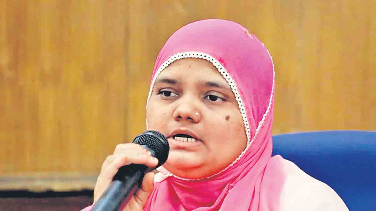 బిల్కిస్‌ బానో కేసులో 11 మంది దోషుల విడుదల