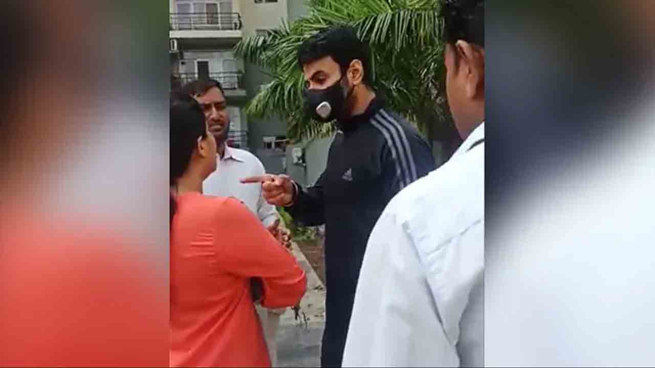 మ‌హిళ‌పై చేయి చేసుకున్న బీజేపీ యువ నాయ‌కుడు.. వీడియో