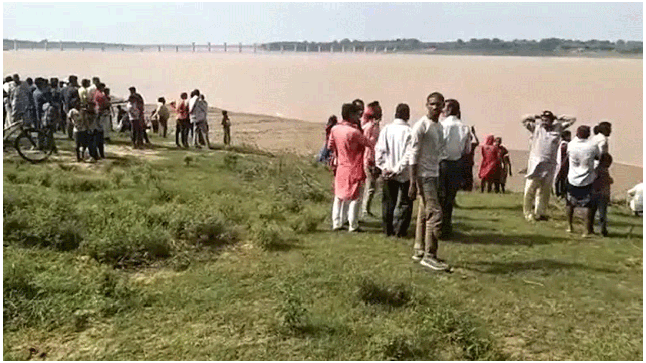 య‌మునా నదిలో ప‌డ‌వ బోల్తా : 20 మంది గ‌ల్లంతు