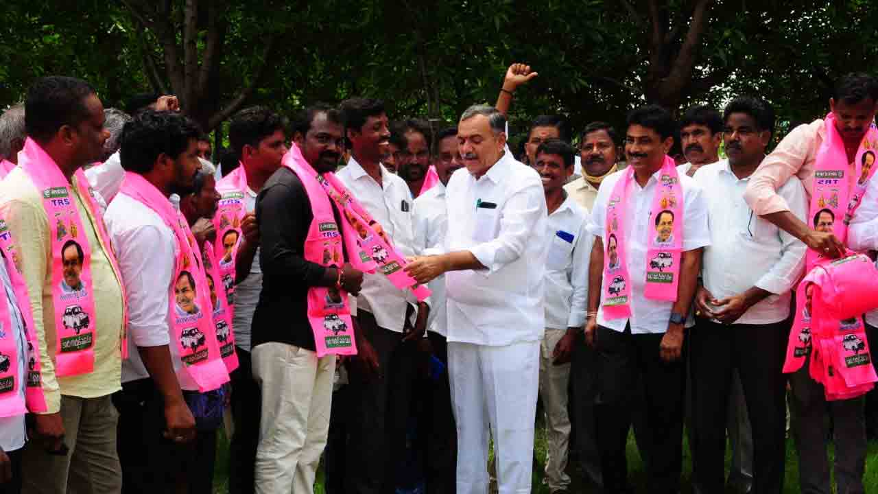 ఎమ్మెల్యే గండ్ర సమక్షంలో టీఆర్‌ఎస్‌లో చేరిన కాంగ్రెస్‌ నేతలు