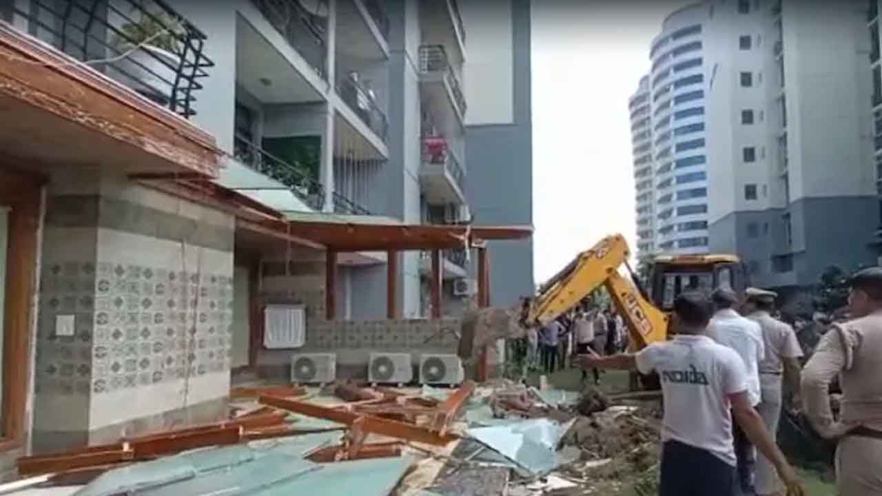 మ‌హిళ‌పై బీజేపీ నేత దాడి.. ఆ నేత ఇళ్లు బుల్డోజ‌ర్‌తో కూల్చివేత‌