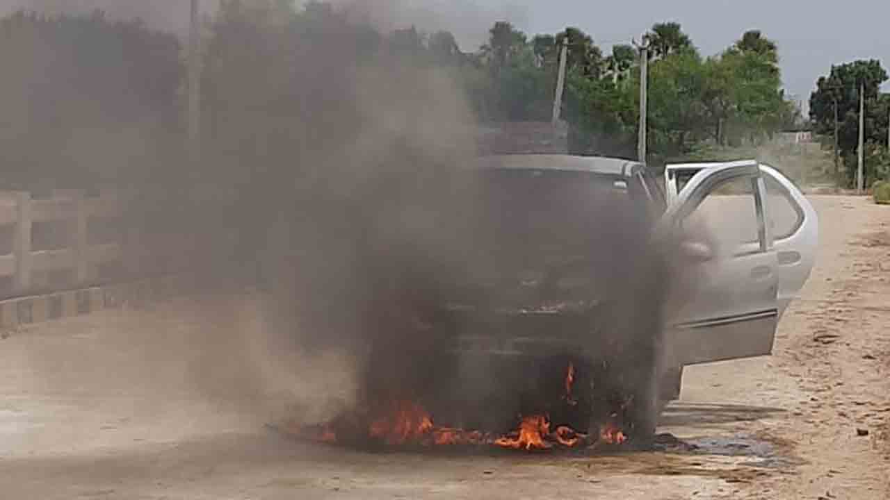 Crime news | కారులో చెలరేగిన మంటలు.. తప్పిన ప్రాణాపాయం