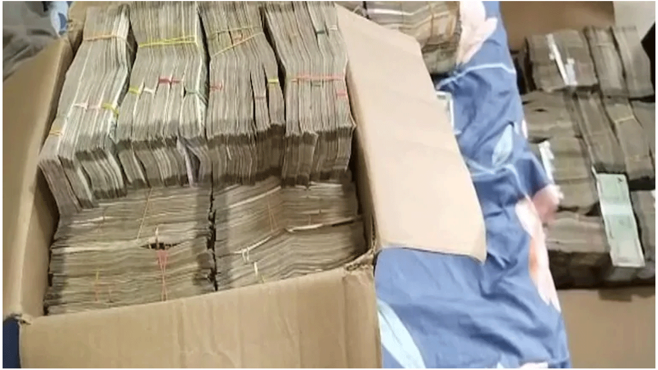 ఎగ్జిక్యూటివ్ ఇంజ‌నీర్ నివాసంపై విజిలెన్స్ దాడులు :  రూ . 4 కోట్ల న‌గ‌దు సీజ్‌