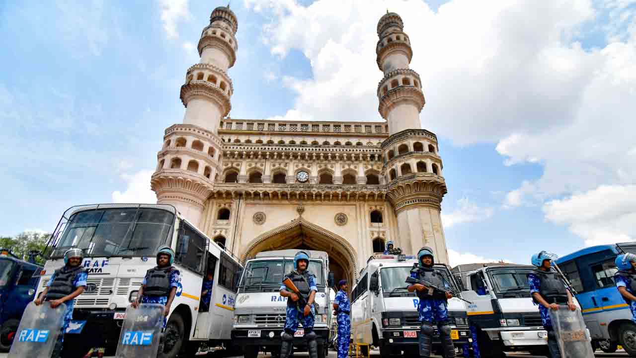 పాత‌బస్తీలో ప్ర‌శాంతంగా ముగిసిన ప్రార్థ‌న‌లు