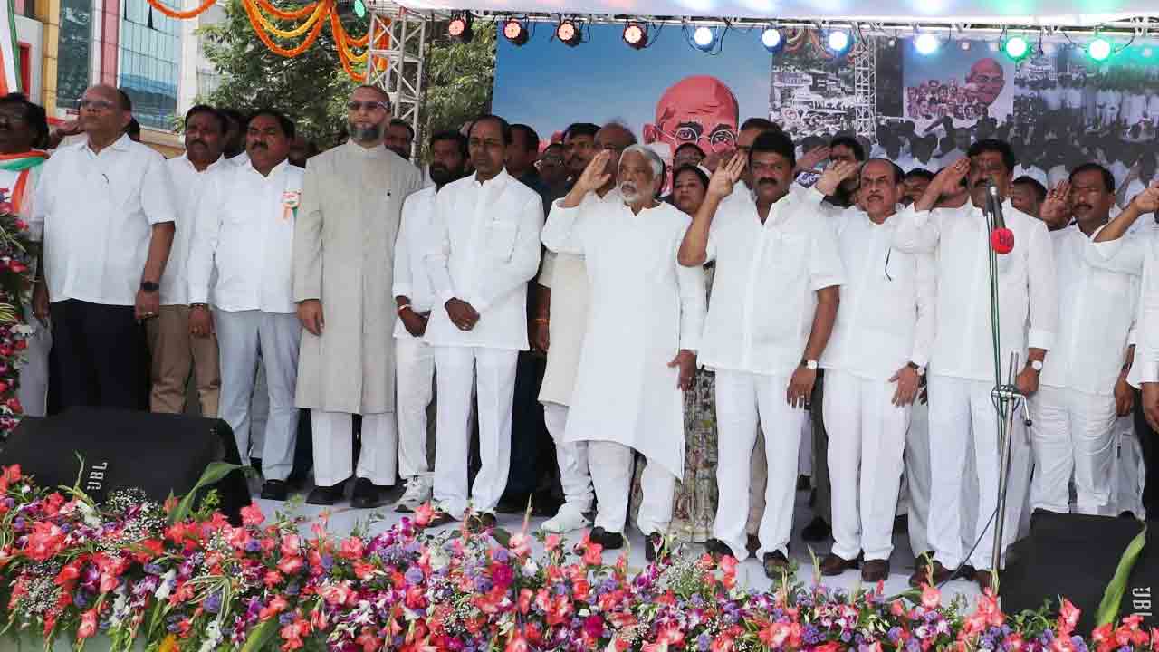 అబిడ్స్ జీపీవో వ‌ద్ద జాతీయ గీతాలాప‌న‌లో పాల్గొన్న సీఎం కేసీఆర్