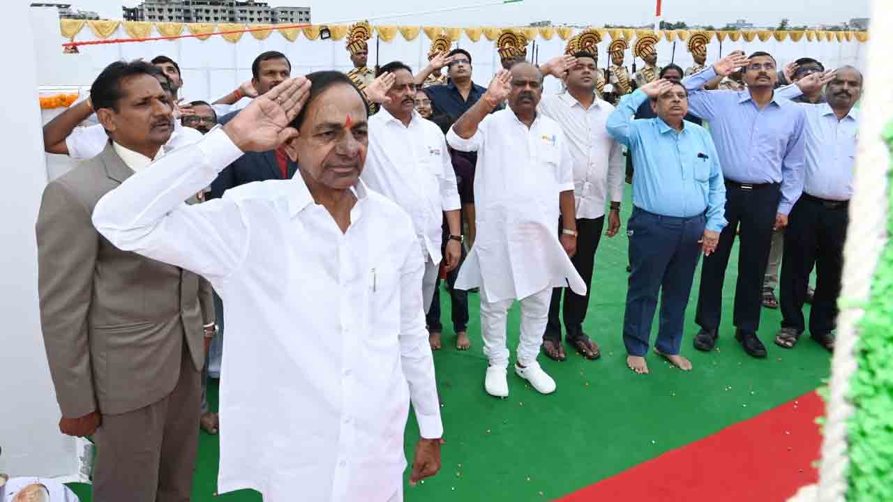 ప్ర‌గ‌తి భ‌వ‌న్‌లో జాతీయ‌ జెండా ఆవిష్క‌రించిన సీఎం కేసీఆర్