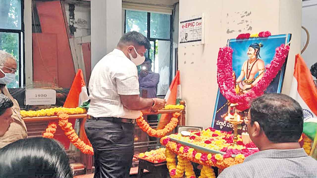 సర్దార్ సర్వాయి పాపన్నకు ఘననివాళి