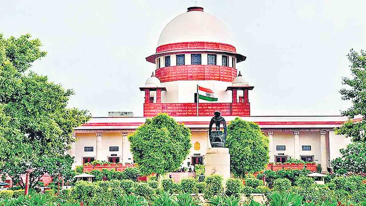 త్రిసభ్య ధర్మాసనానికి ఉచిత హామీల అంశం