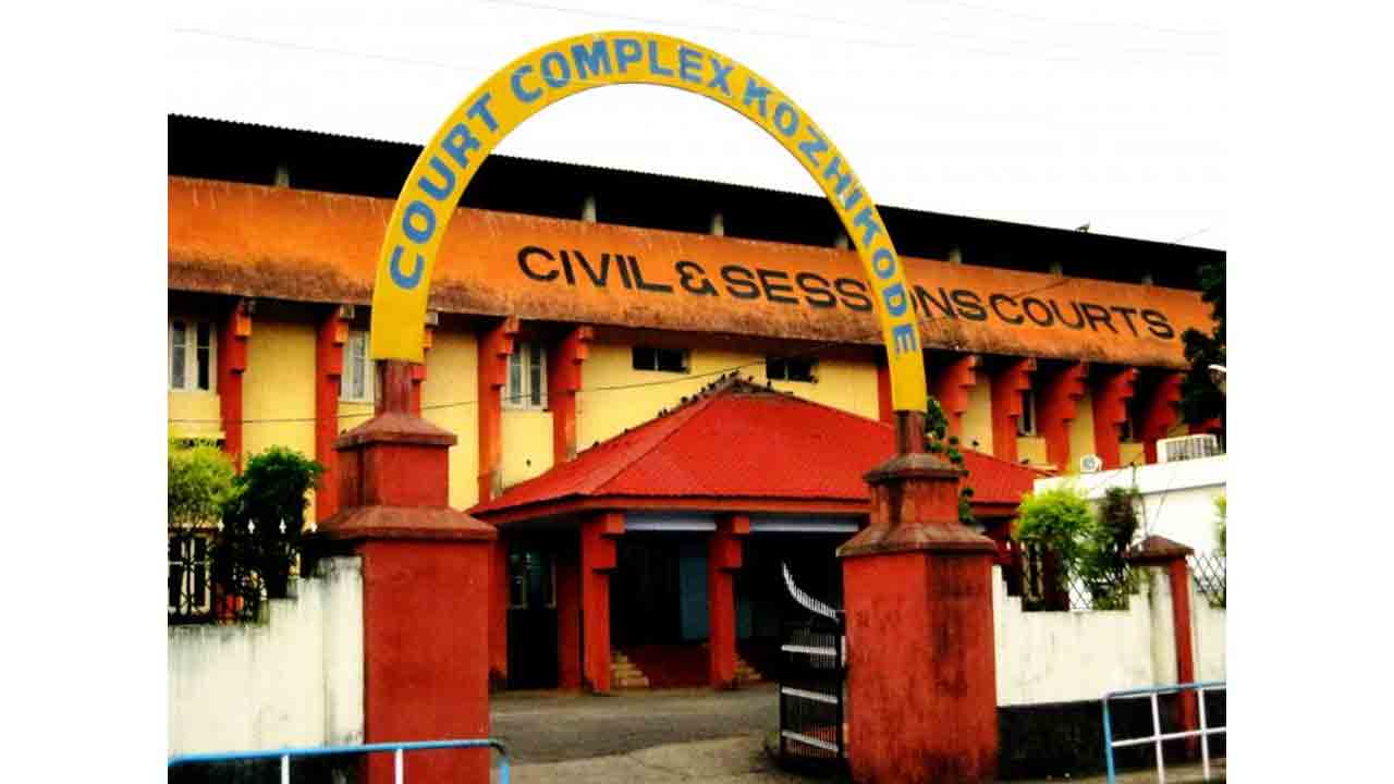 ఆమె డ్రెస్సే రెచ్చగొట్టేలా ఉంది