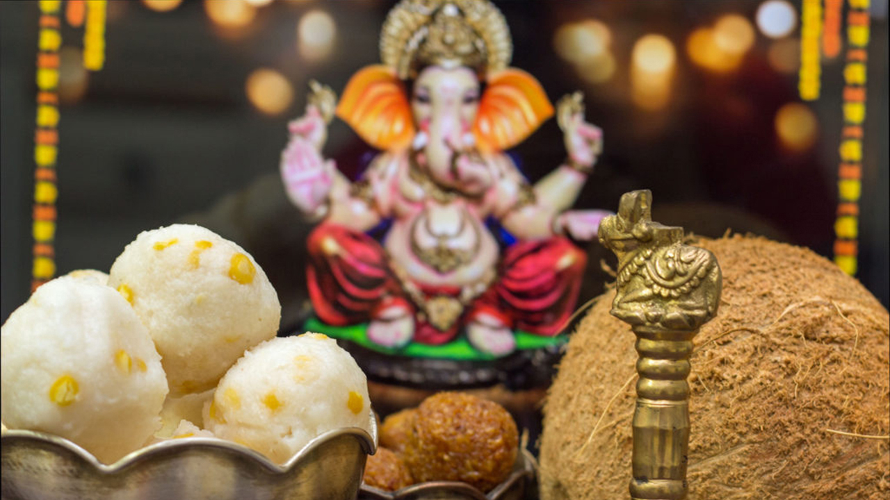 గణపతికి కుడుములు, ఉండ్రాళ్లు నైవేద్యంగా ఎందుకు సమర్పిస్తారు? 