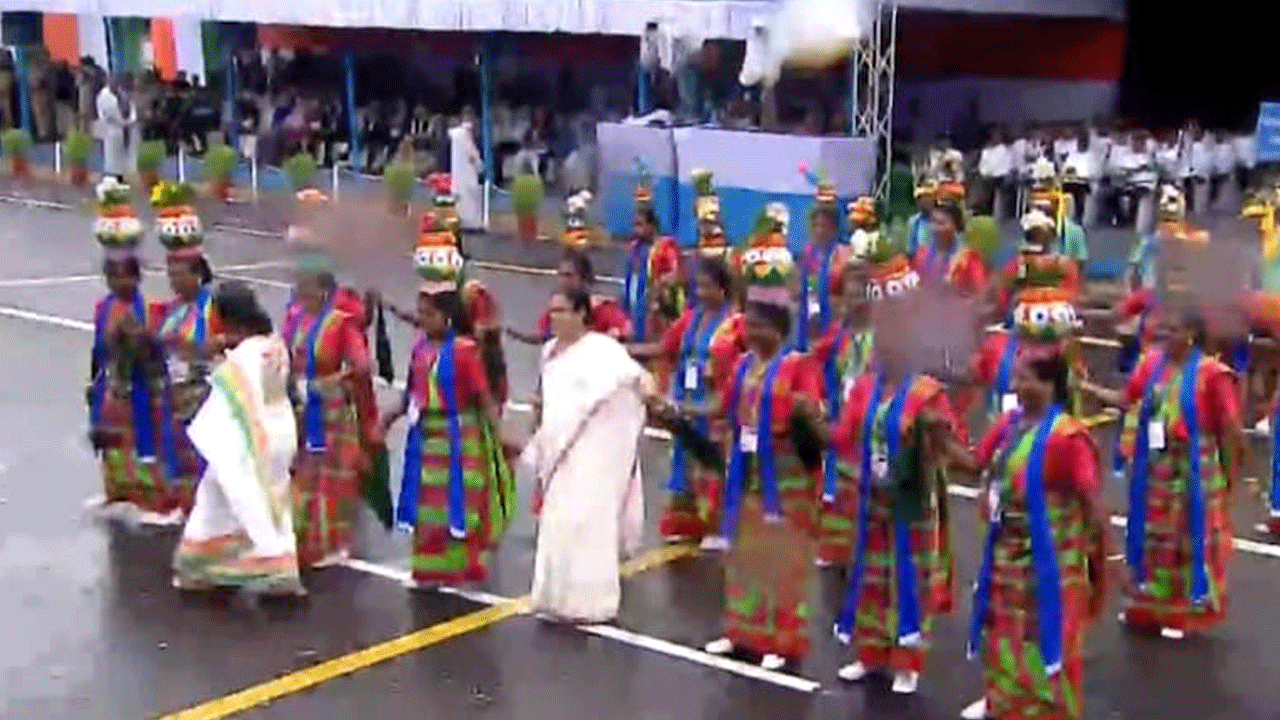 స్వాతంత్ర్య వేడుక‌ల్లో జాన‌ప‌ద క‌ళాకారుల‌తో క‌లిసి దీదీ డ్యాన్స్‌