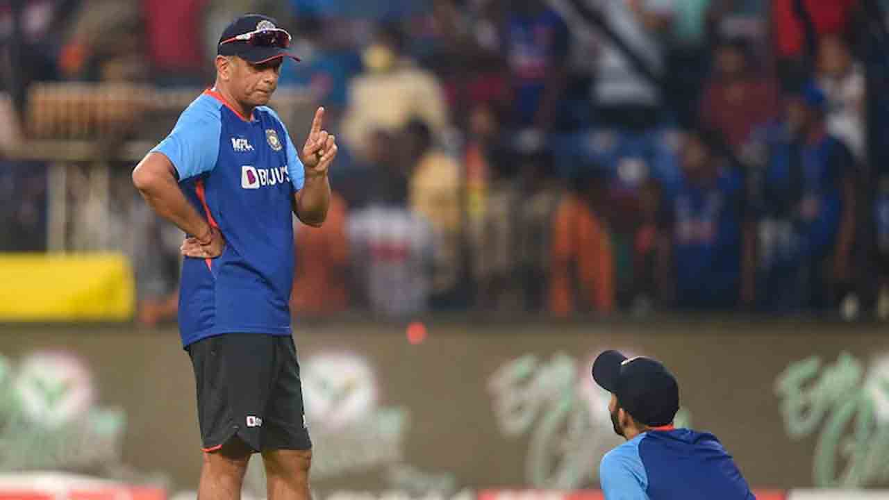 రాహుల్‌ ద్రవిడ్‌కు కరోనా నెగెటివ్‌.. టీమ్‌ఇండియాతో చేరిన ప్రధాన కోచ్‌