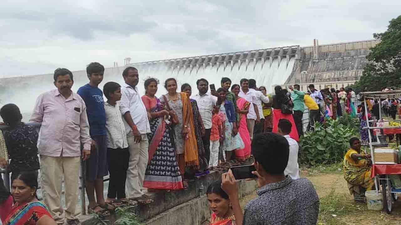 ఆరో రోజూ వరద జోరు
