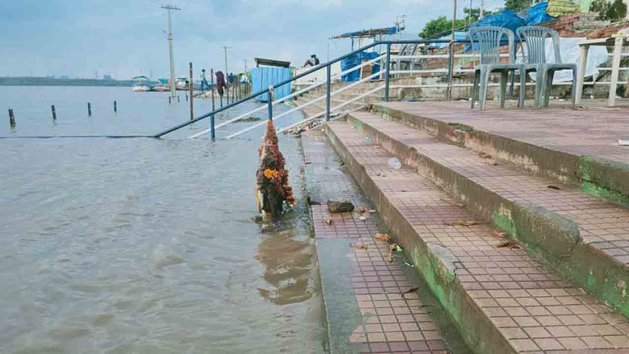 శాంతించని గోదావరి