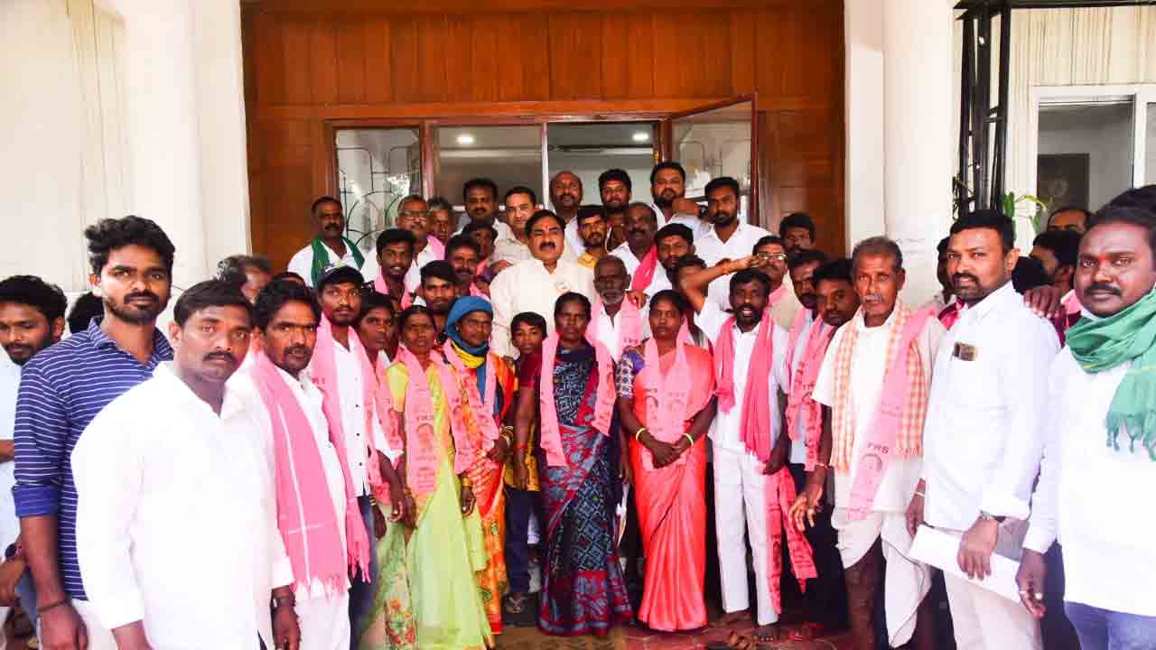 టీఆర్ఎస్‌లో చేరిన కాంగ్రెస్ నాయ‌కులు, కార్యకర్తలు..ఆహ్వానించిన మంత్రి ఎర్రబెల్లి