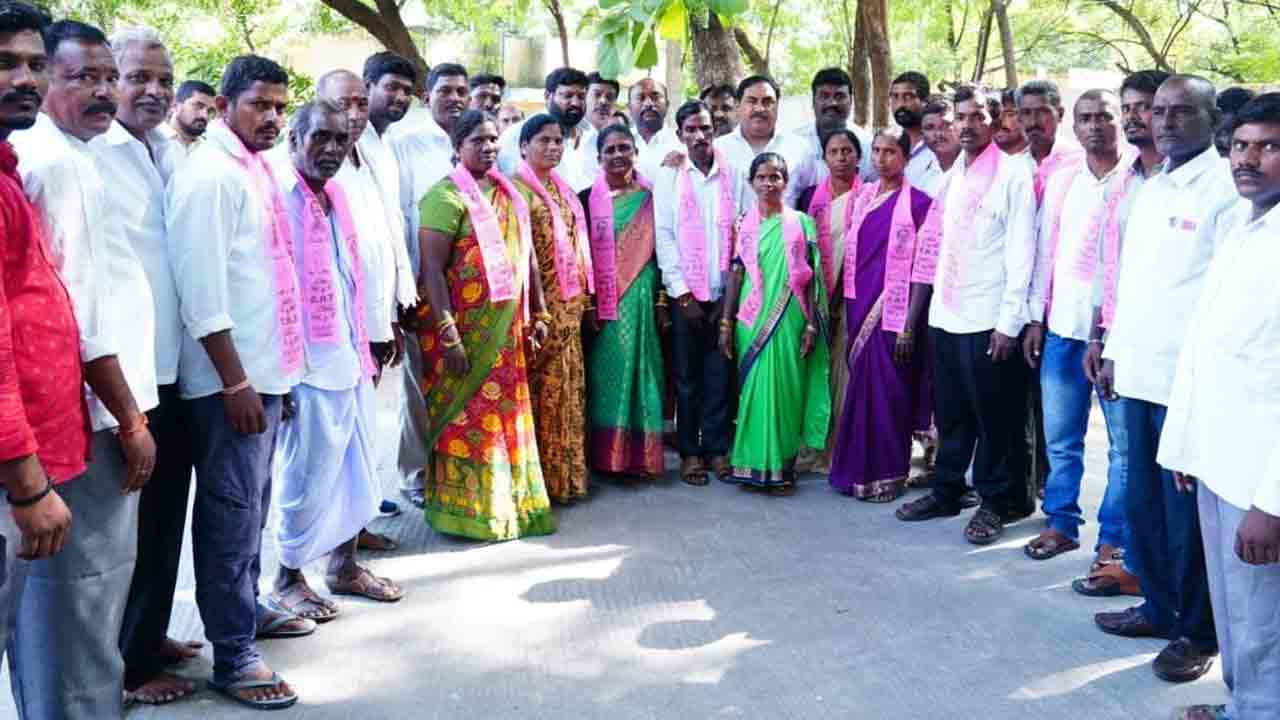మంత్రి ఎర్రబెల్లి సమక్షంలో టీఆర్‌ఎస్‌లో చేరిన కాంగ్రెస్‌ నాయకులు, కార్యకర్తలు