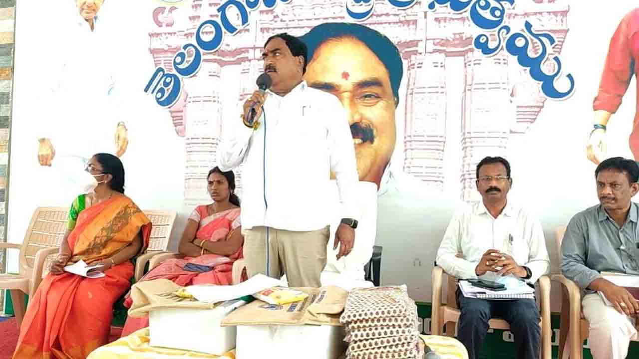 అంగన్‌వాడీ టీచర్లకు చీరెలు పంపిణీ చేసిన మంత్రి ఎర్రబెల్లి