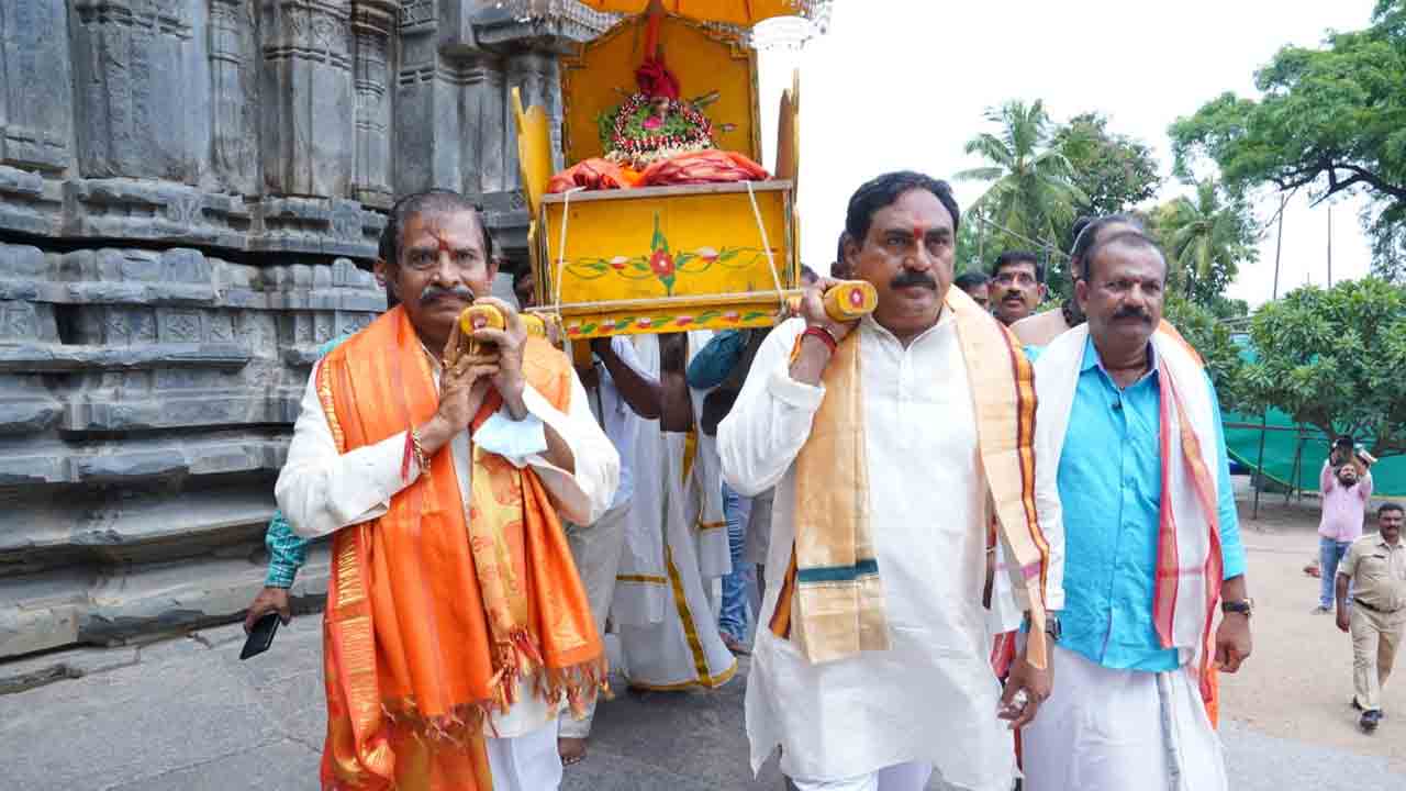 వేయి స్తంభాల గుడిలో నవరాత్రి ఉత్సవాలను ప్రారంభించిన మంత్రి ఎర్రబెల్లి