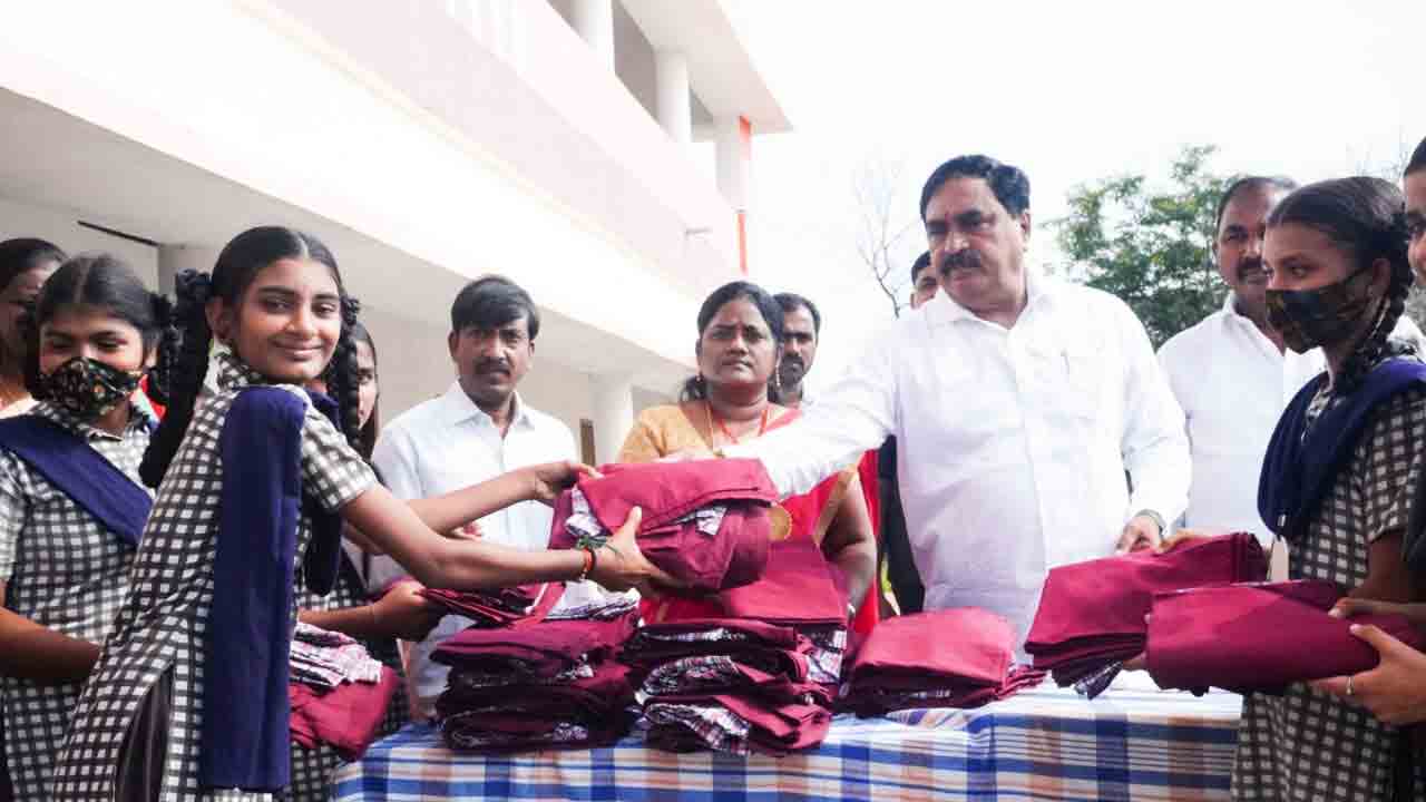 ఆడపిల్లల చదువుతోనే సమాజం అభివృద్ధి : మంత్రి ఎర్రబెల్లి
