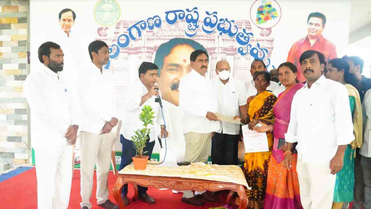 చిన్న తరహా పరిశ్రమలను ప్రోత్సహిస్తాం : మంత్రి ఎర్రబెల్లి