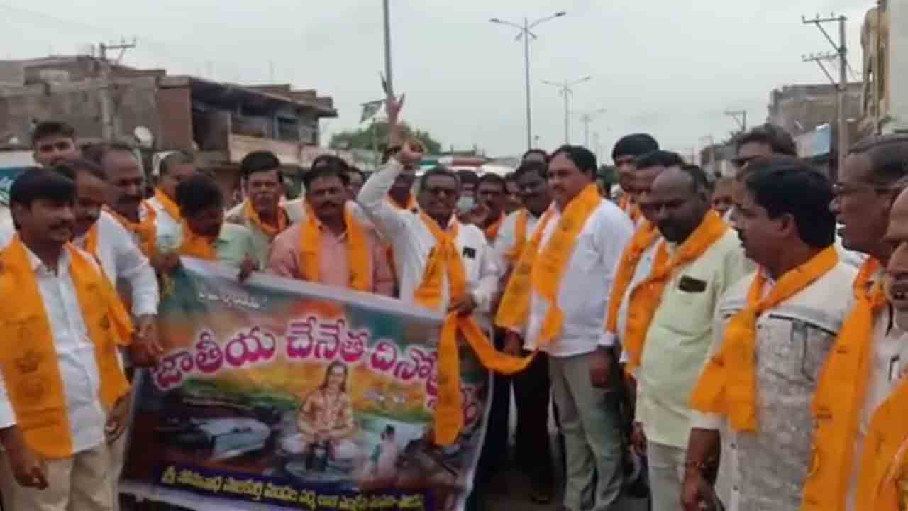 చేనేతపై జీఎస్టీని వెంటనే తొలగించాలి : మంత్రి ఎర్రబెల్లి