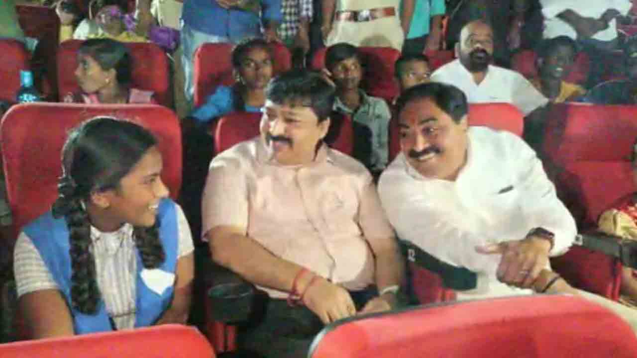 పిల్లలతో కలిసి గాంధీ సినిమాను వీక్షించిన మంత్రి ఎర్రబెల్లి