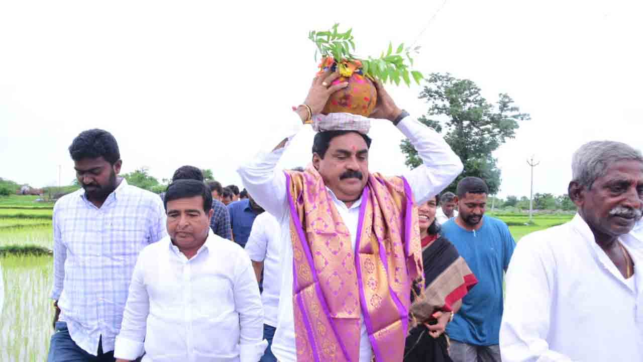 కాల‌బైర‌వుడిని ద‌ర్శించుకున్న మంత్రి ఎర్రబెల్లి