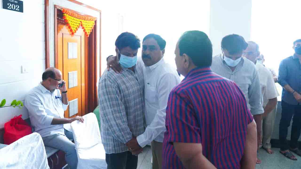 ఉమా మహేశ్వరి కుటుంబాన్ని పరామర్శించిన మంత్రి ఎర్రబెల్లి