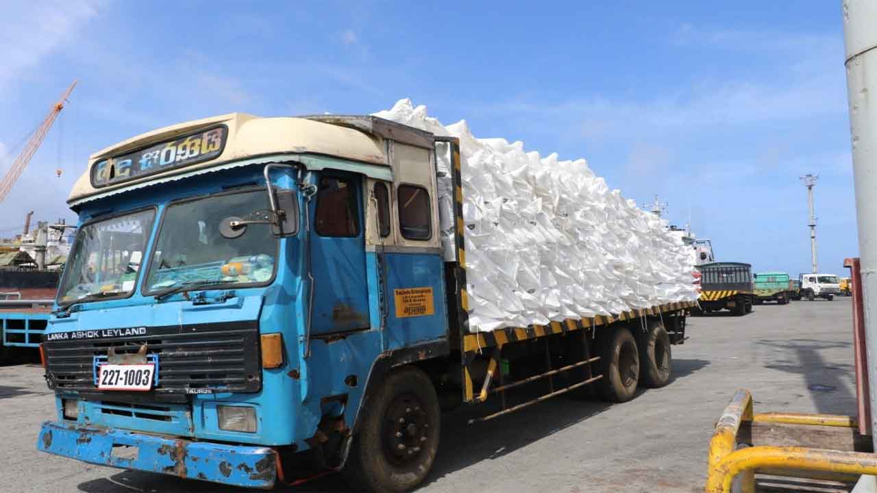 శ్రీలంకకు 21,000 టన్నుల ఎరువులు అందజేసిన భారత్