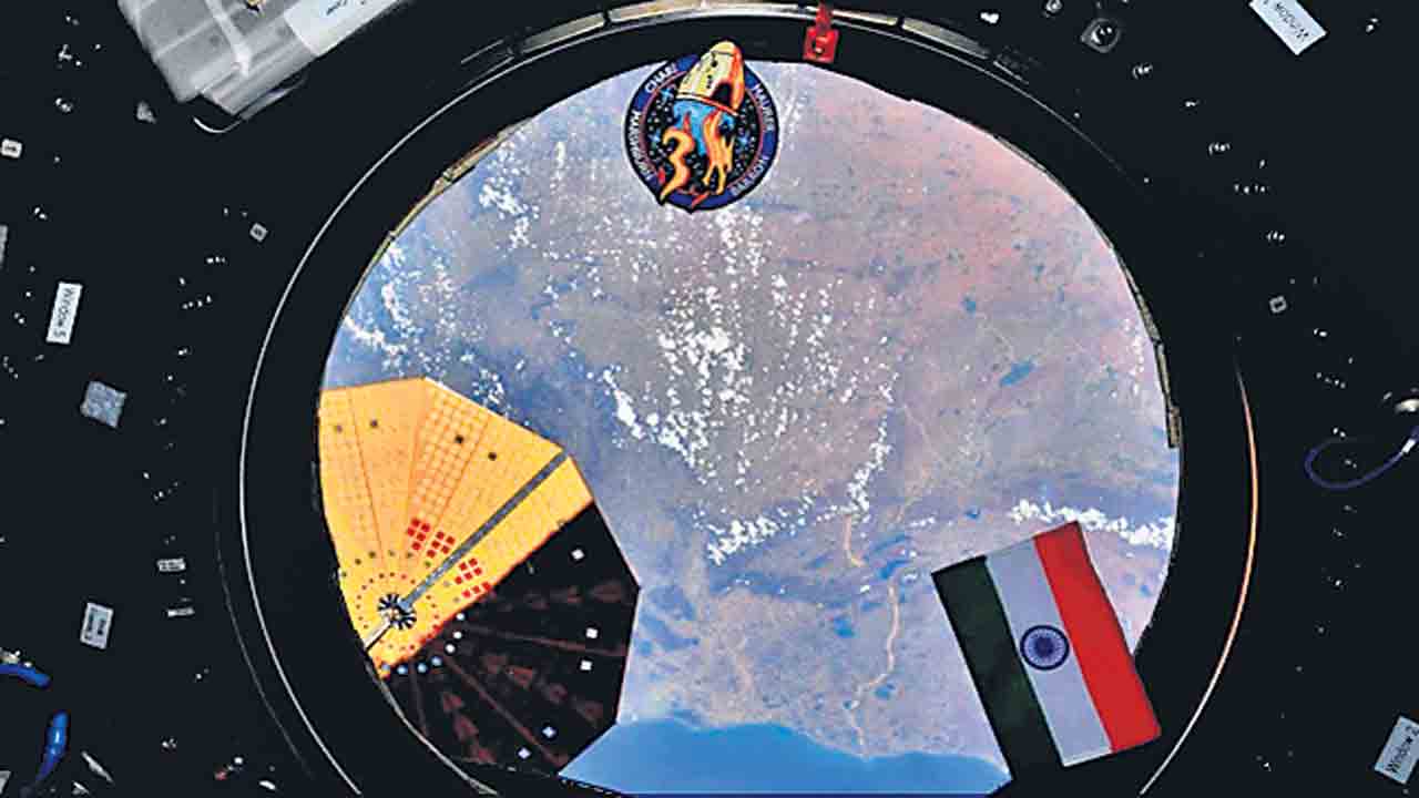 అంబరానికి విస్తరించిన వజ్రోత్సవాలు