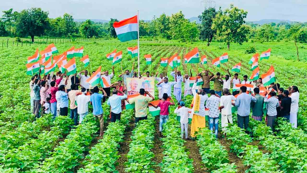 స్వ‌తంత్ర వ‌జ్రోత్స‌వాల వేళ్ల‌.. పంట పొలాల్లో జాతీయ జెండా రెప‌రెప‌లు