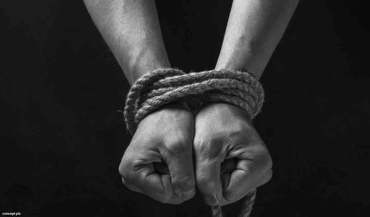 భర్తను మంచానికి కట్టి.. ఆపై భార్య పరార్‌