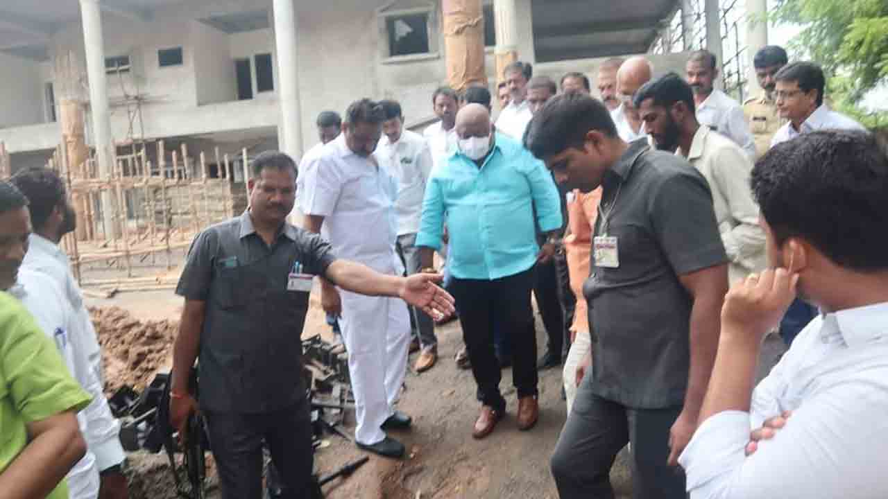 దసరా నాటికి ఆర్ అండ్‌ బీ అతిథి గృహాన్ని పూర్తి చేయాలి : మంత్రి గంగుల