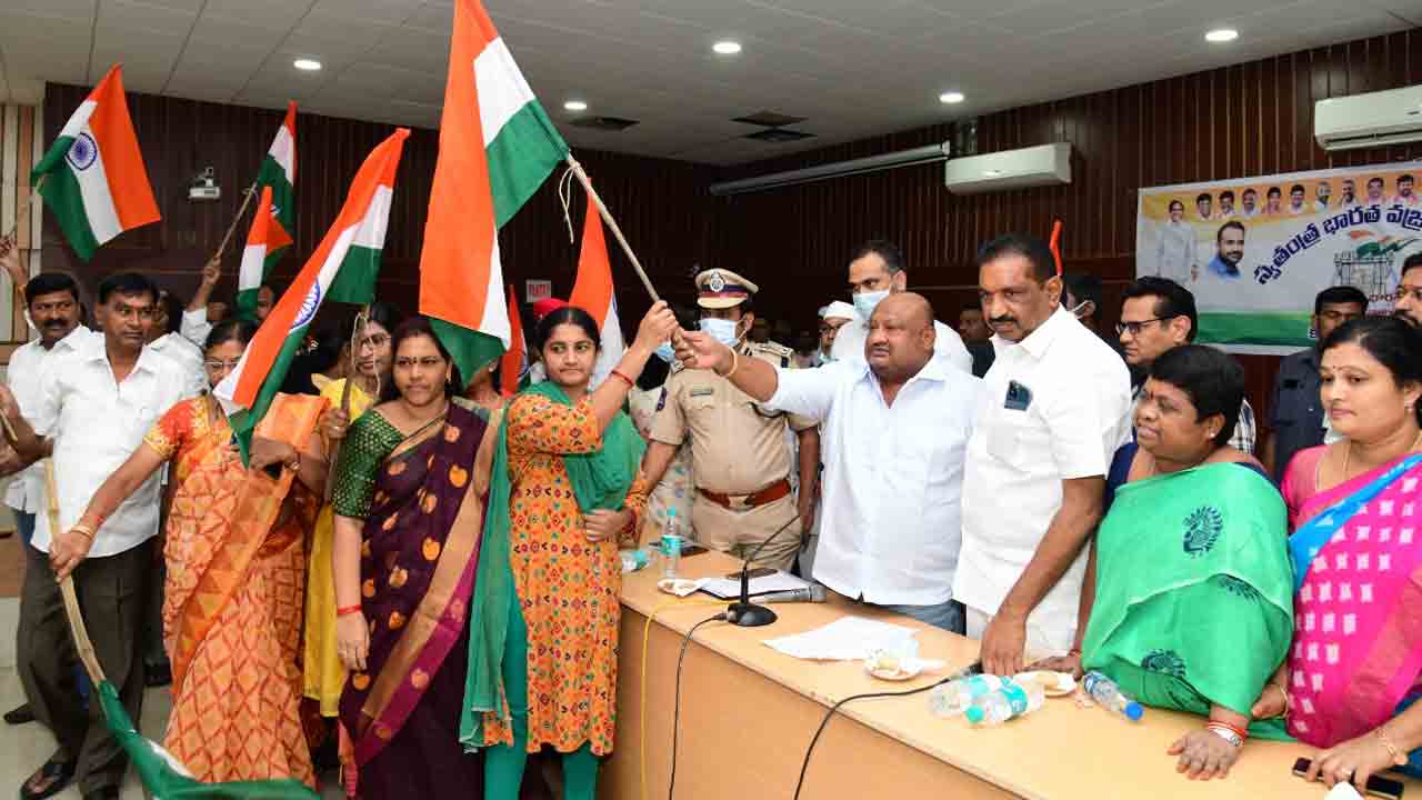 ప్రతి ఇంటిపై జాతీయ జెండా రెపరెపలాడాలి : మంత్రి గంగుల