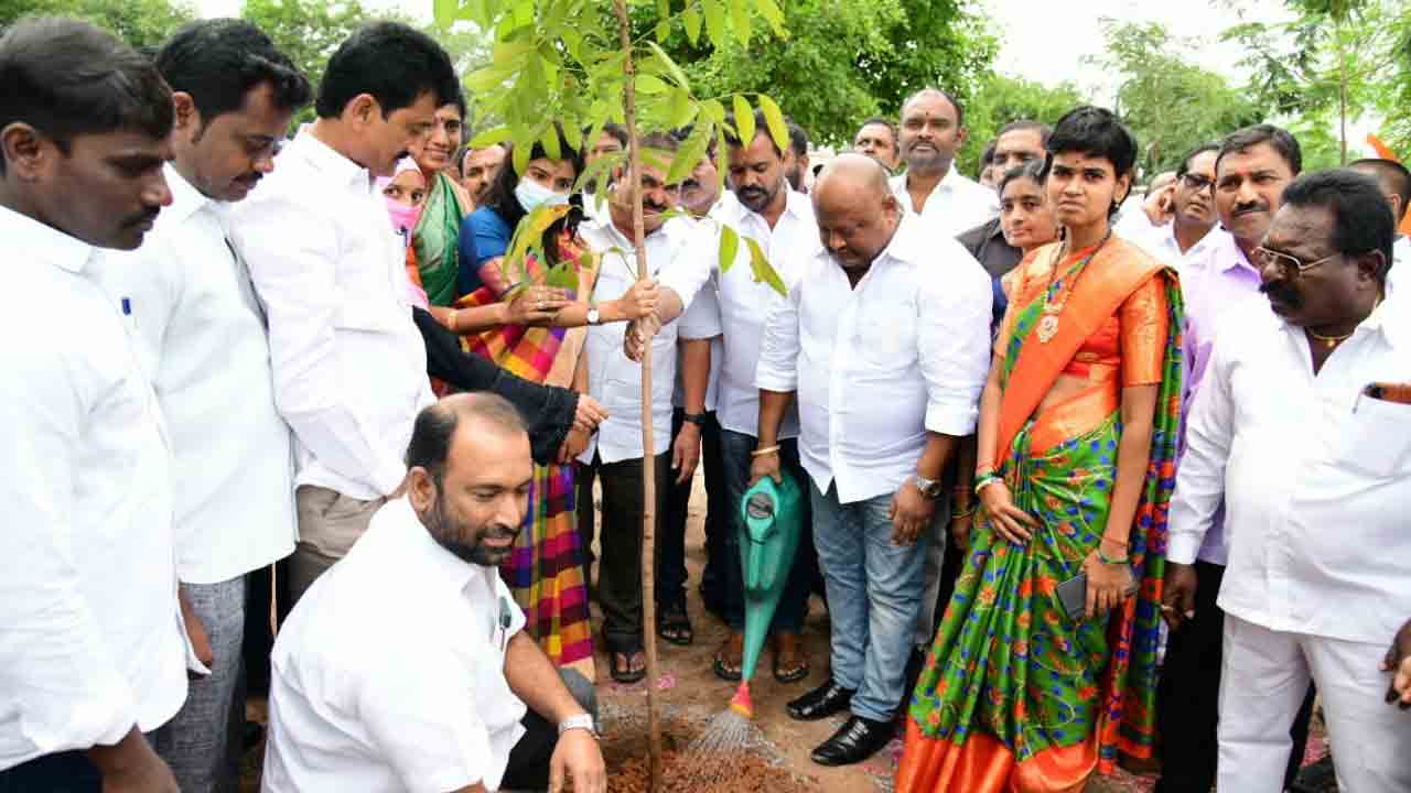 స్వాతంత్య్ర సమరయోధుల త్యాగాలను భావితరాలకు తెలియజేయాలి : మంత్రి గంగుల