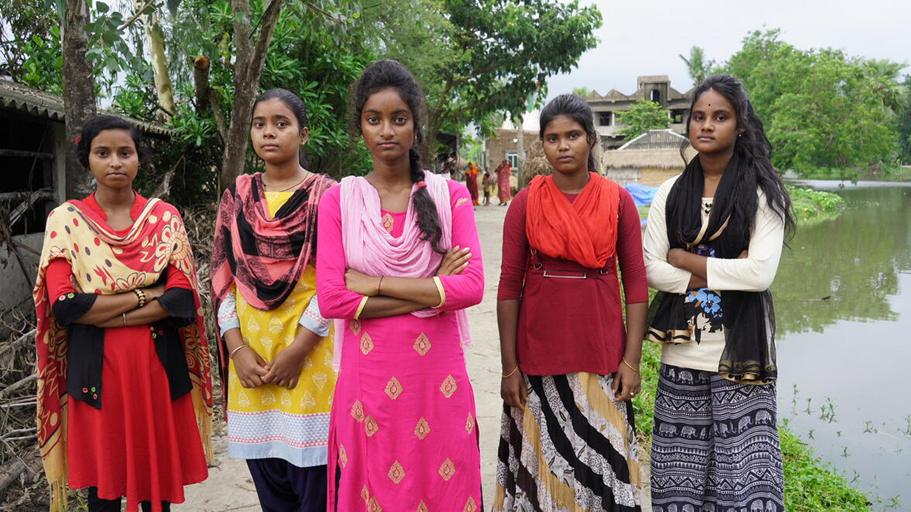 మాకు మేమే సెక్యూరిటీ.. త‌మ‌ను తాము కాపాడుకునేందుకు సైన్యంగా మారిన బాలిక‌లు