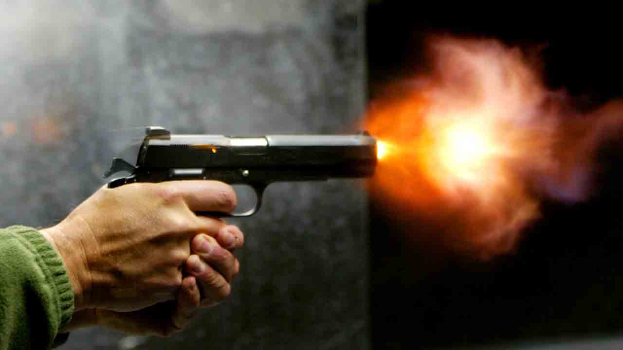 కాల్పుల కలకలం.. తుపాకీతో బెదిరించి రూ.2లక్షలు దోపిడీ