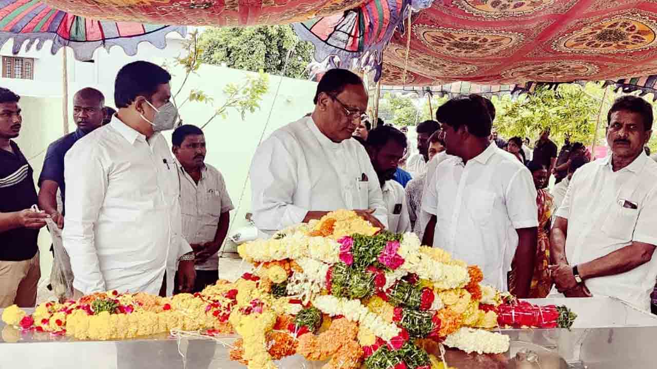 జెడ్పీ చైర్మన్ బండా నరేందర్ రెడ్డికి మాతృ వియోగం..నివాళులు అర్పించిన మండలి చైర్మన్‌ గుత్తా