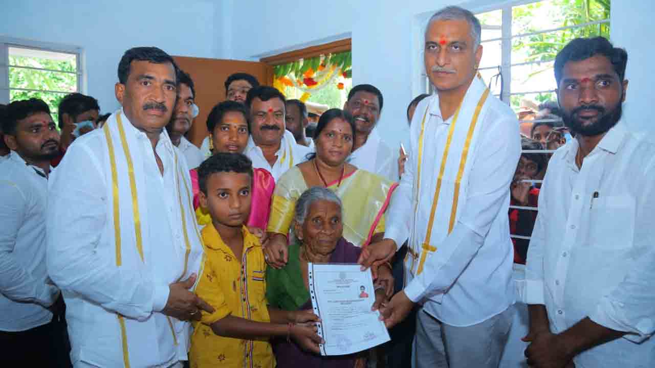 డబుల్‌ బెడ్‌ రూం ఇండ్లను ప్రారంభించిన మంత్రి హరీశ్‌ రావు