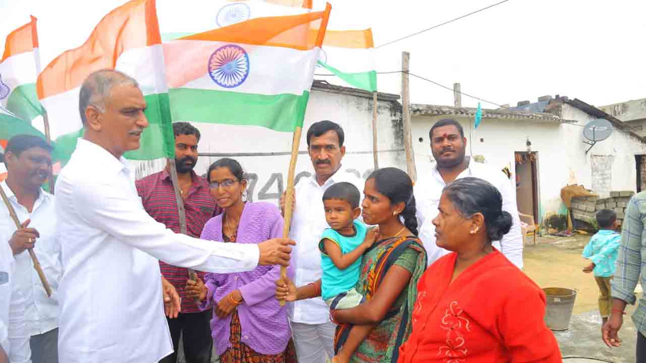 Telangana | కన్నుల పండువగా..ఇంటింటికి జాతీయ జెండాల పంపిణీ