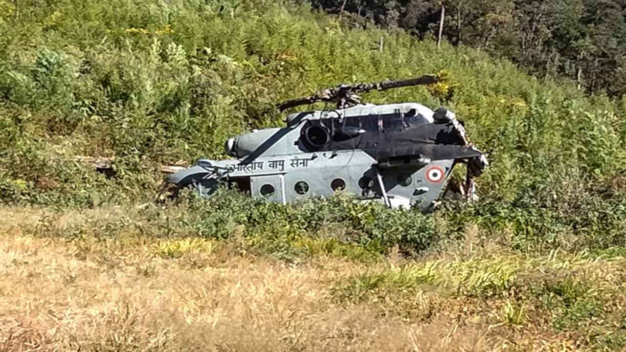 ఐఏఎఫ్ హెలికాప్ట‌ర్‌ అత్య‌వ‌స‌ర ల్యాండింగ్‌..