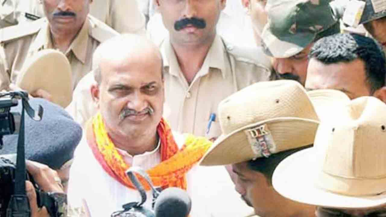 ఆ పోస్ట‌ర్ల‌ను తాకితే చేతులు న‌రికేస్తాం.. హిందూసేన హెచ్చ‌రిక‌