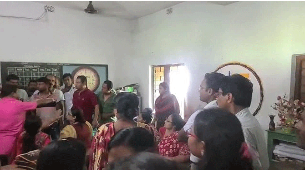 కీచ‌క టీచ‌ర్ : విద్యార్ధినుల‌ను వేధించిన హెడ్‌మాస్ట‌ర్ అరెస్ట్‌