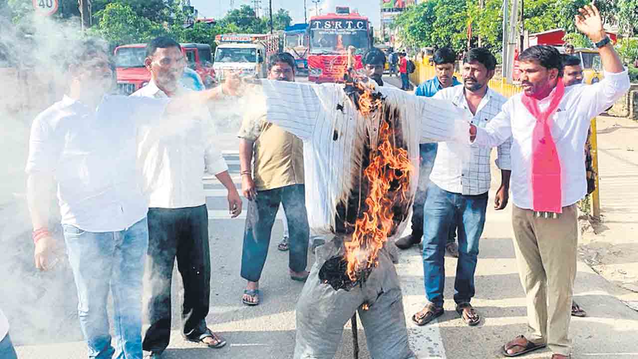 రెచ్చగొట్టు.. చిచ్చుపెట్టు
