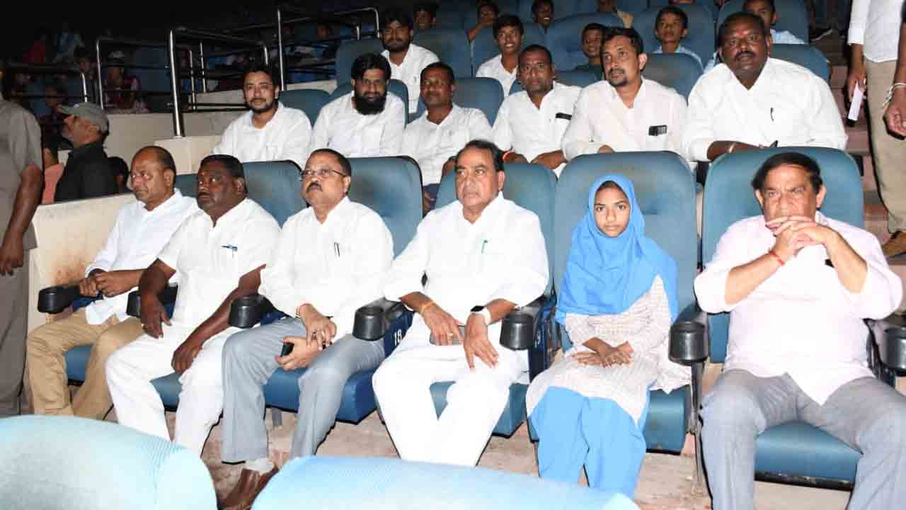 విద్యార్థుల్లో దేశభక్తిని పెంపొందించేందుకే గాంధీ సినిమా ప్రదర్శన : మంత్రి ఇంద్రకరణ్‌ రెడ్డి